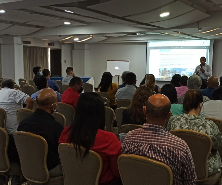 Experiencias exitosas de proyectos: un enfoque a las necesidades sociales y base para la formación de investigaciones académicas. Personas en auditorio