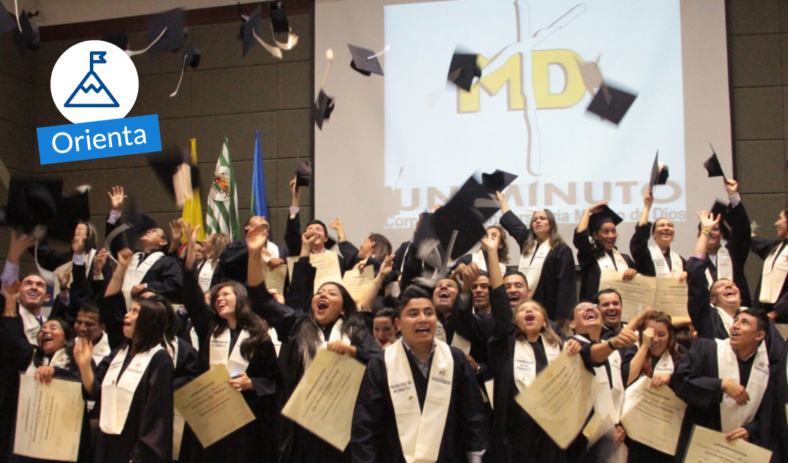 Estudiantes alegres lanzando los birretes en su graduación.
