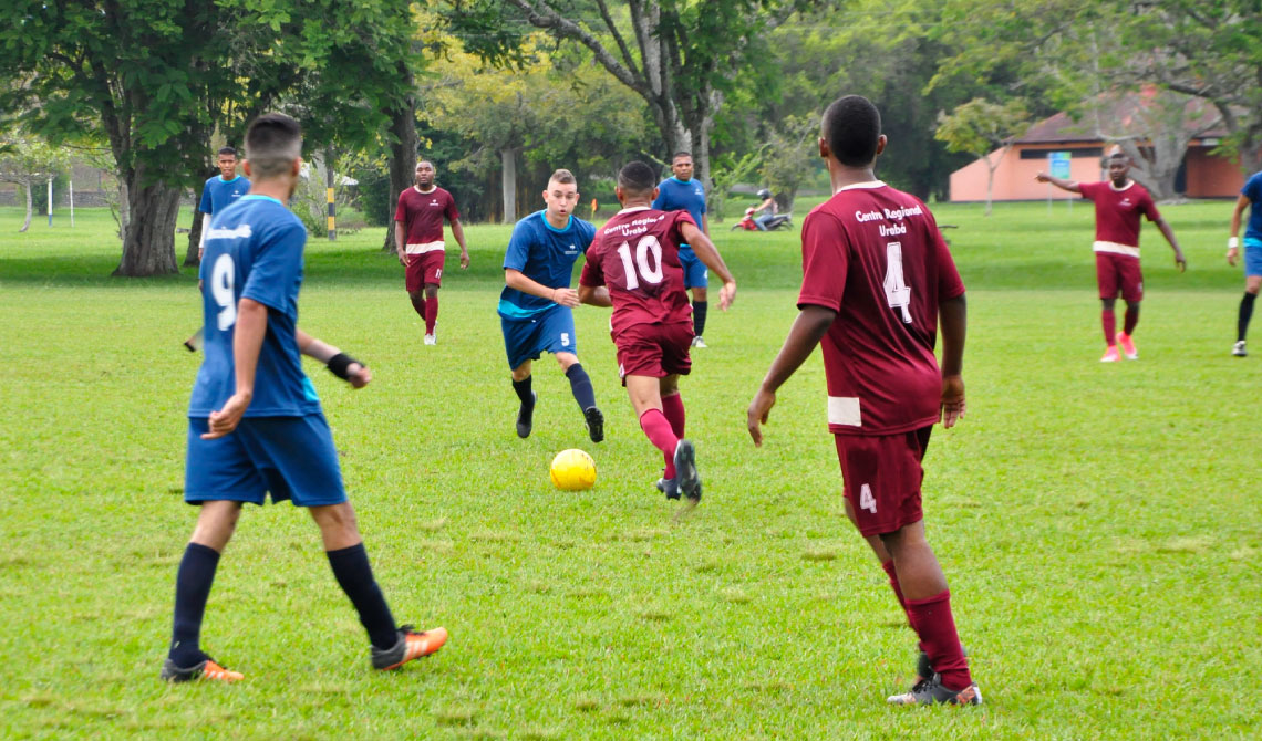 Equipos masculinos de fútbol compitiendo.