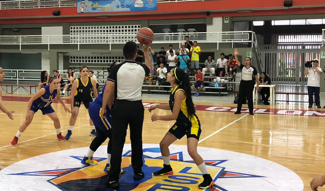 Equipos femeninos de baloncesto compitiendo.