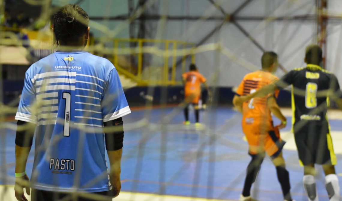 Arquero del equipo de fútbol sala del Centro Regional Pasto, atento en el arco.