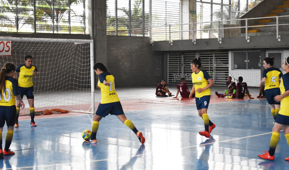 Equipo femenino de fútbol sala de la Rectoría UVD, entrenando antes de la competencia.