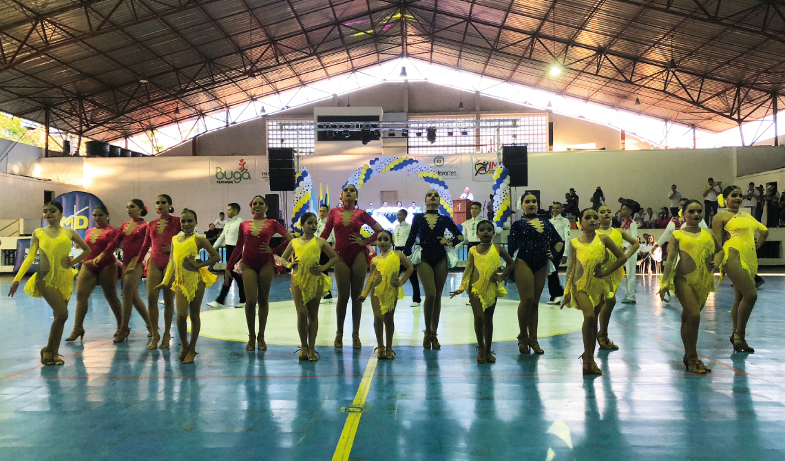 Mujeres y niñas del grupo de baile "El Templo del Swing".