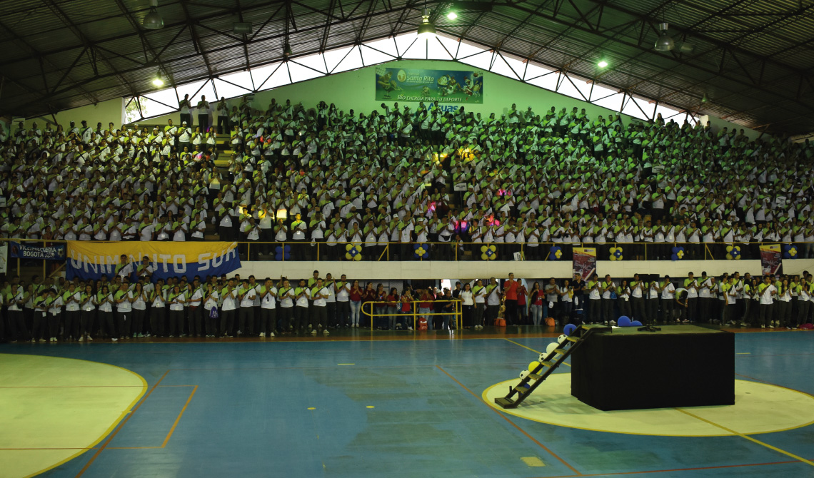 Coliseo deportivo de Buga colmado de estudiantes. 