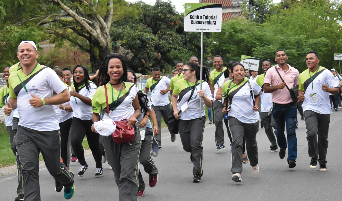 Delegación del Centro Tutorial Buenaventura corriendo por las calles de Buga.