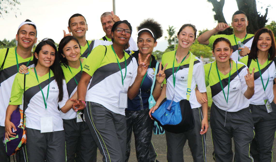 Estudiantes alegres posando para la cámara. 