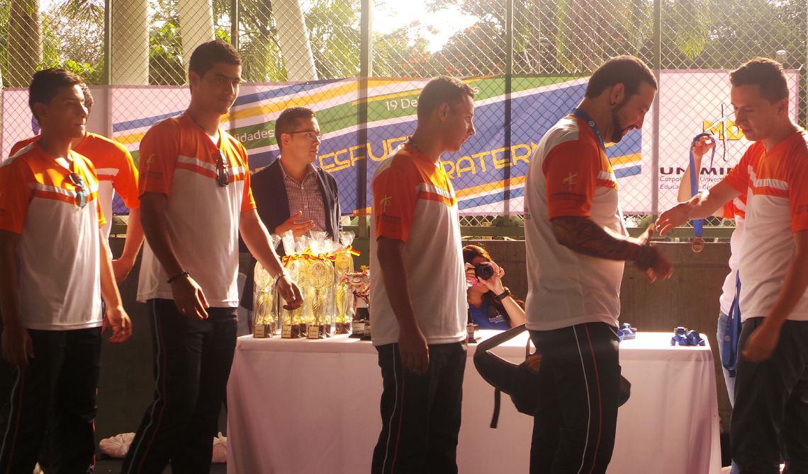 Equipo masculino recibiendo las medallas de reconocimiento. 