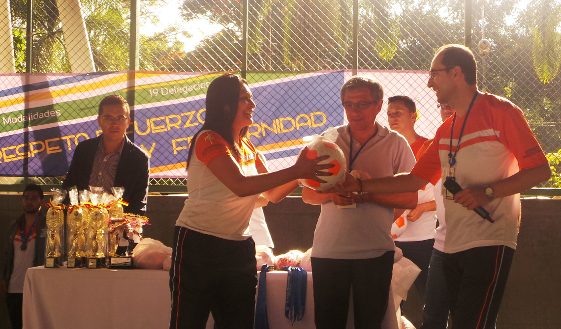 Entrega del balón alusivo a los X Juegos Nacionales.