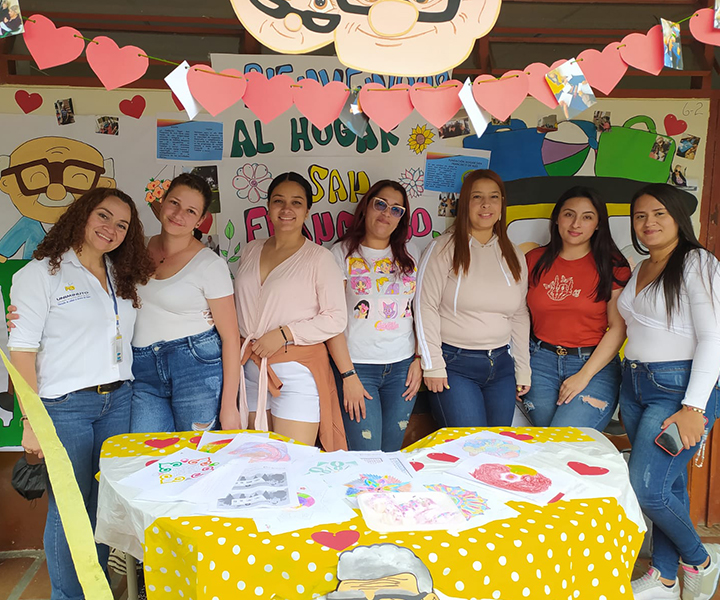 Estudiantes de pie en feria académica 