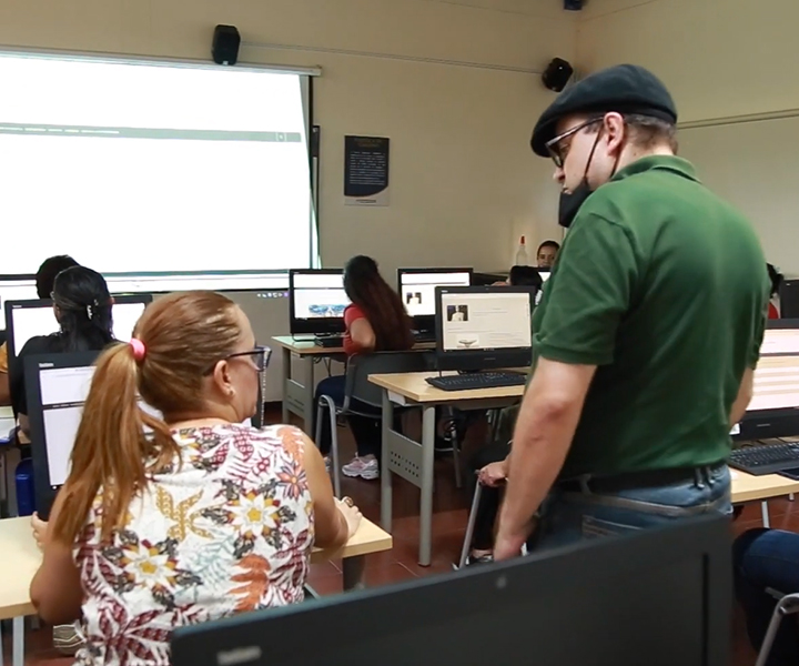 Docente UNIMINUTO enseñando a residentes del barrio 13 de noviembre de Medellín El barrio 13 de Noviembre cuenta con acceso a una plataforma tecnológica de información que genera más oportunidades para su comunidad