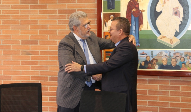 Foto del padre Harold Castilla Devoz, rector de UNIMINUTO y José Antonio Mayoral, presidente de Campus Iberus