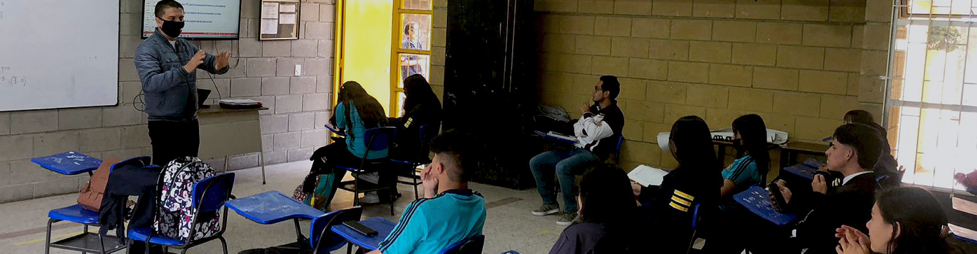 Profesor trabajando con niños en el aula de clase