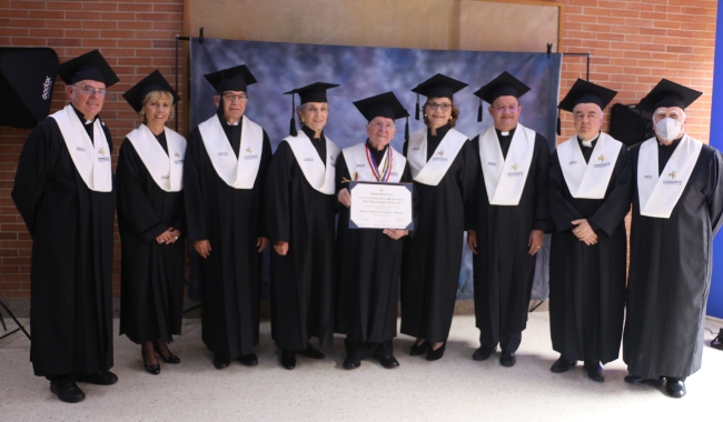 Consejo superior de UNIMINUTO junto al Padre Diego Jaramillo Cuartas, cjm