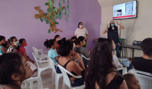 Estudiantes de UNIMINUTO en reunión con la comunidad