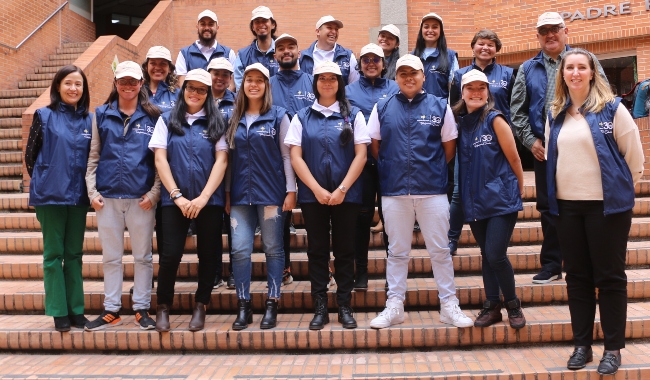 Equipo de directivos y estudiantes de UNIMINUTO