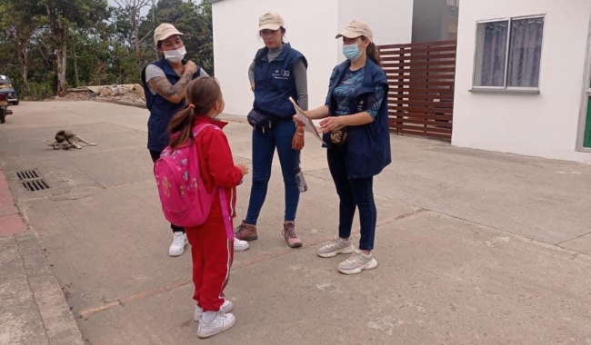 Estudiantes de UNIMINUTO con niños 