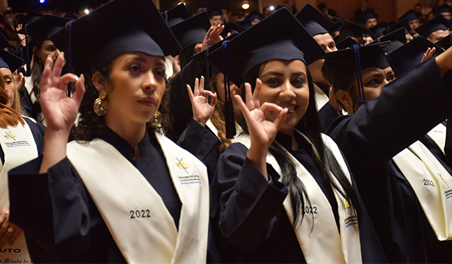 Estudiantes haciendo juramento como profesionales