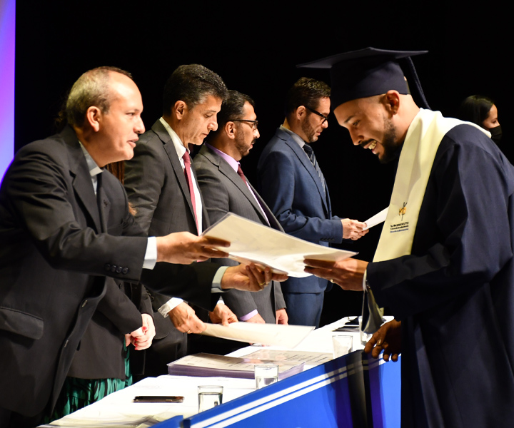 Estudiante recibiendo diplomas de graduación