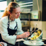 Mujer cocinando 