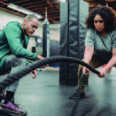 Hombre entrenando a una mujer 