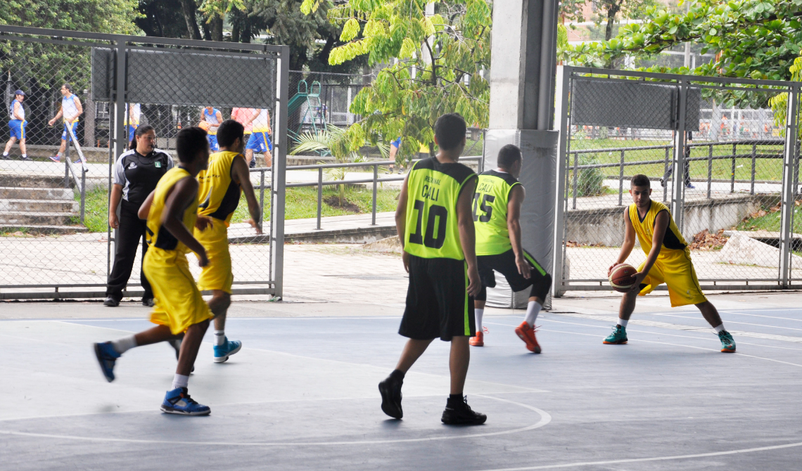 Equipos de baloncesto masculino en medio de la competencia.