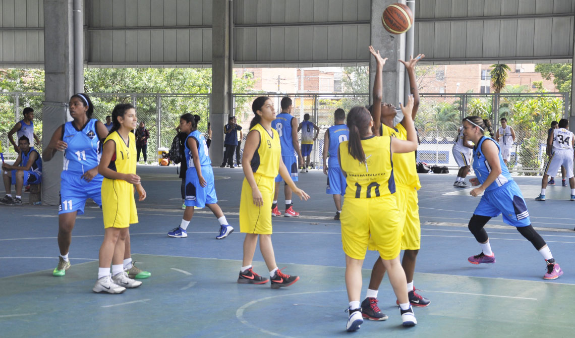 Equipos de baloncesto femenino en medio de la competencia.