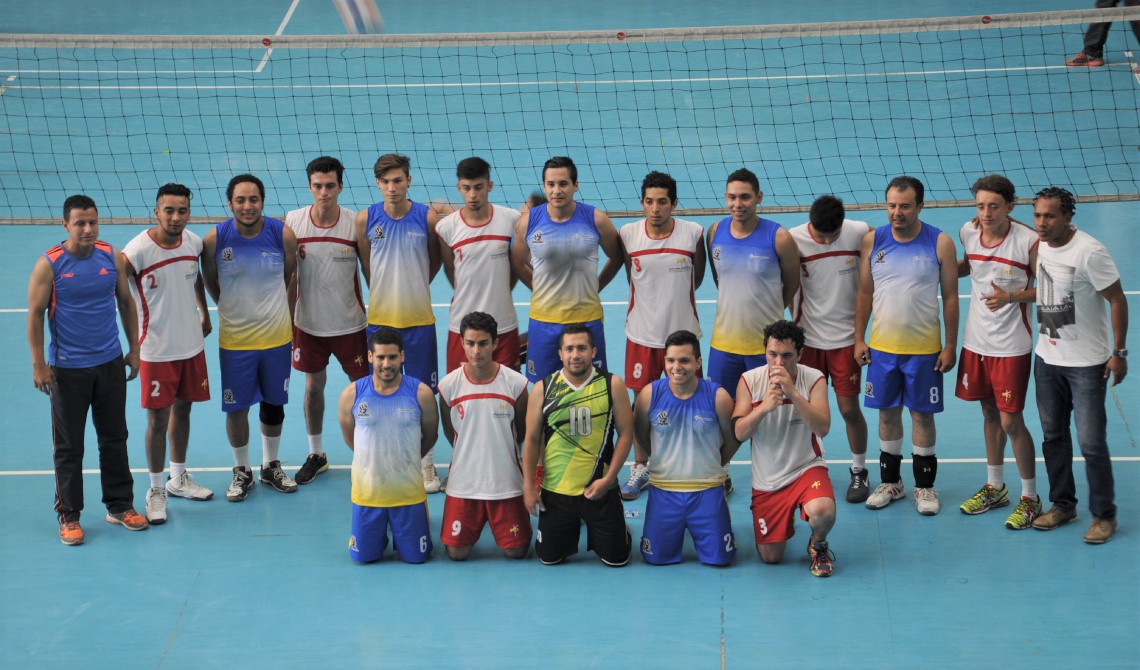 Equipos de voleibol masculino posando para la cámara, luego de la competencia.