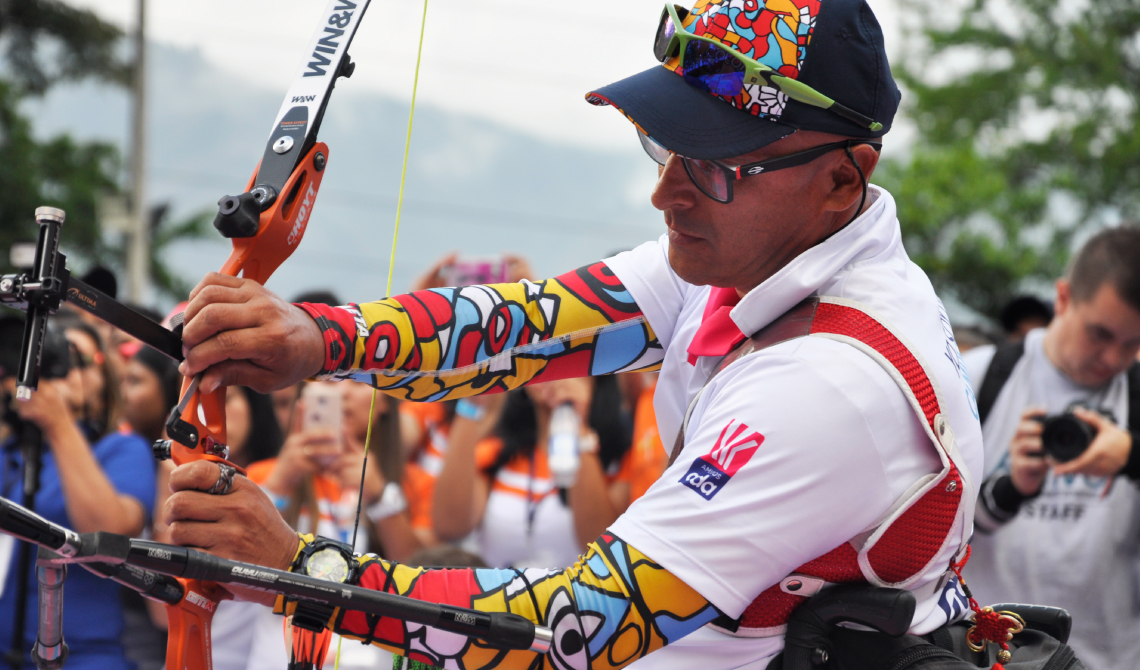 Campeón de arco paraolímpico en primer plano. 