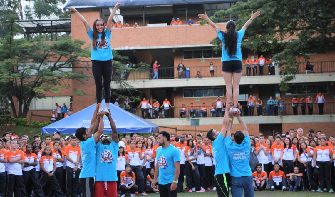 Grupo de gimnasia realizando su presentación en medio del campus. 