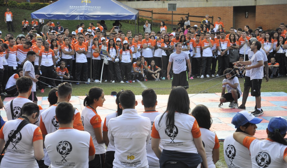 Grupo de gimnasia realizando su show con una cuerda. 