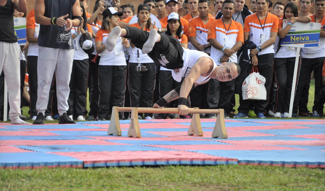 Joven realizando una maniobra sobre dos bases de madera. 