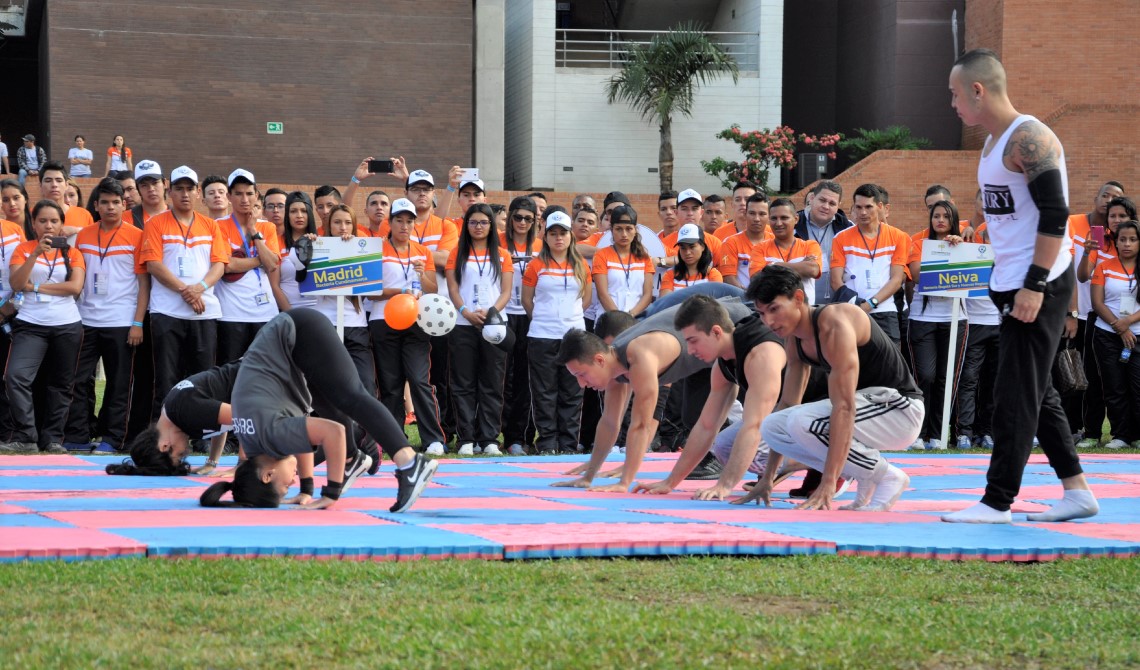 Grupo de gimnasia mixto iniciando su show.