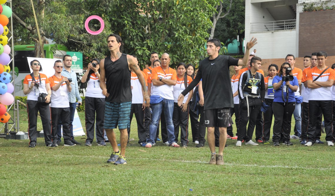 Dos jóvenes realizando un performance con disco volador. 