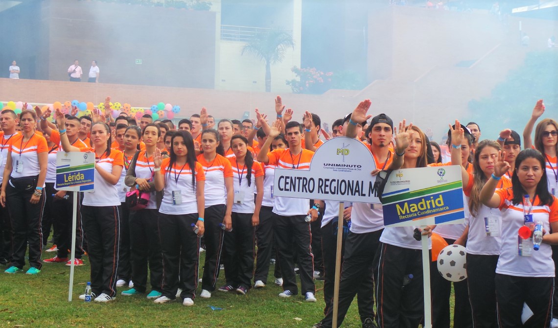 Dos delegaciones en el acto de juramento a la bandera.