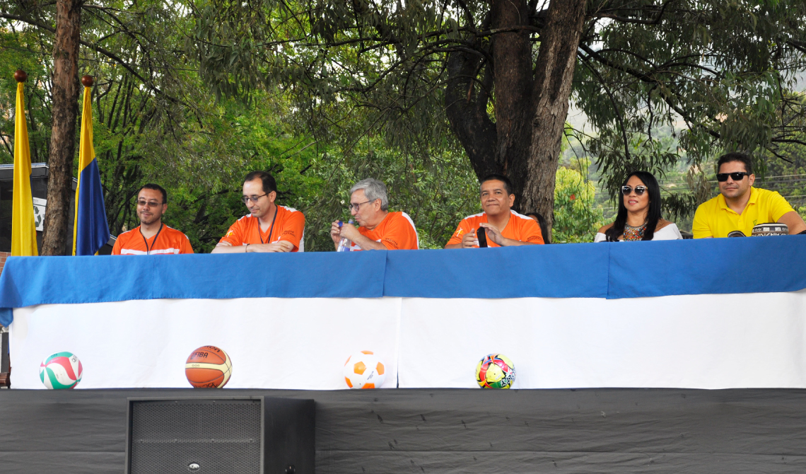 En tarima, la mesa principal donde se encuentran ubicados los directivos. 