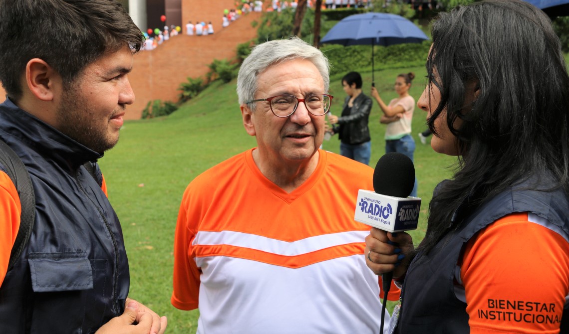 UNIMINUTO Radio entrevistando al exrector general Leónidas López.
