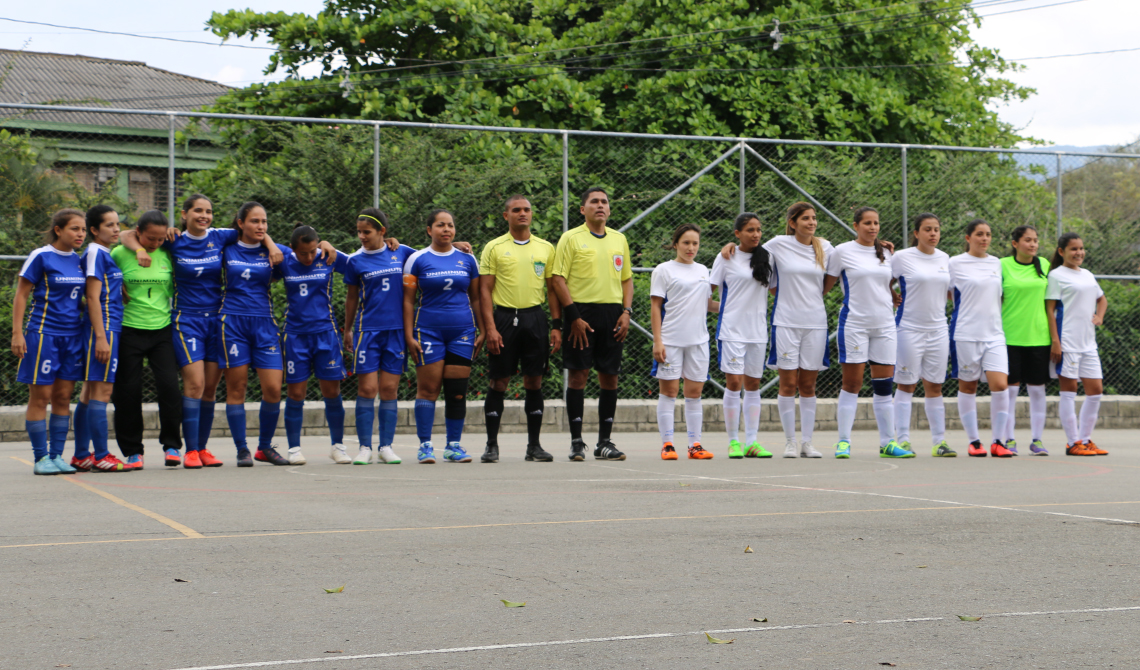 Equipos de fútbol sala femenino antes de la competencia. 
