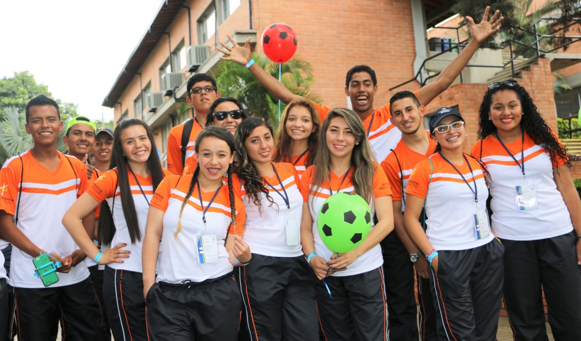 Estudiantes posando alegres para la cámara.