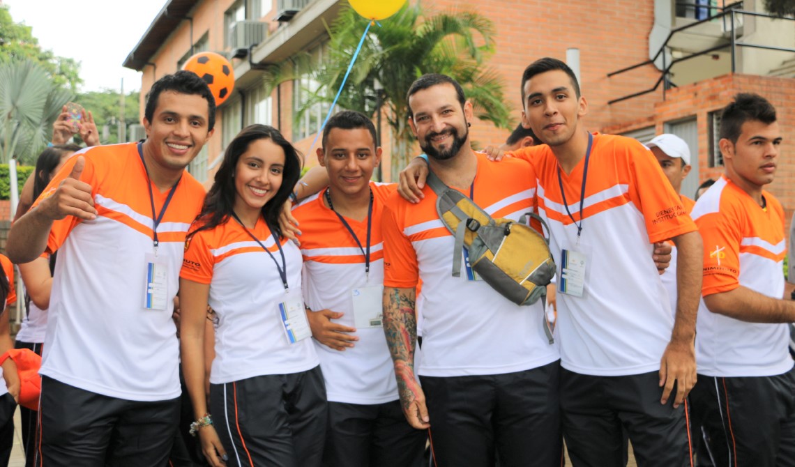 Estudiantes posando alegres para la cámara. 