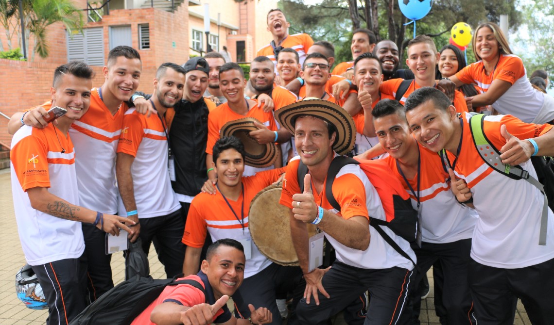 Estudiantes en sana integración, posando alegres para la cámara.