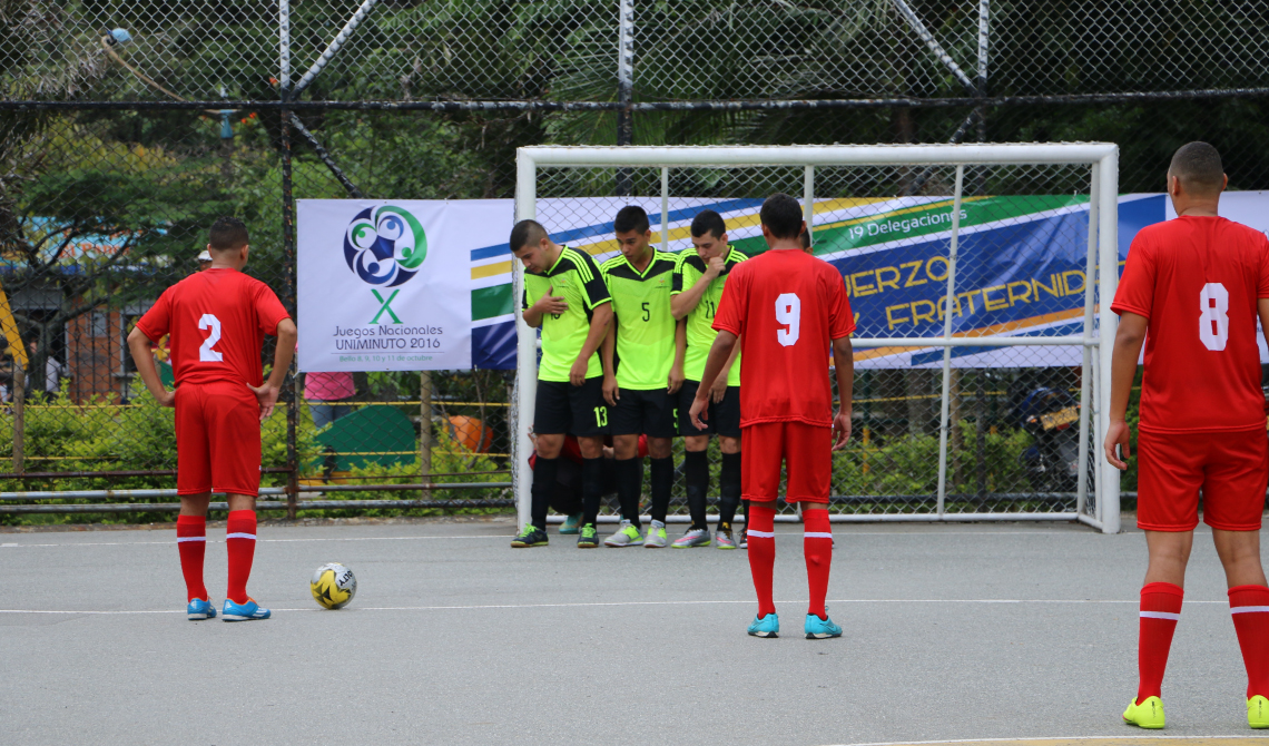 Tiro libre en partido de fútbol sala masculino.