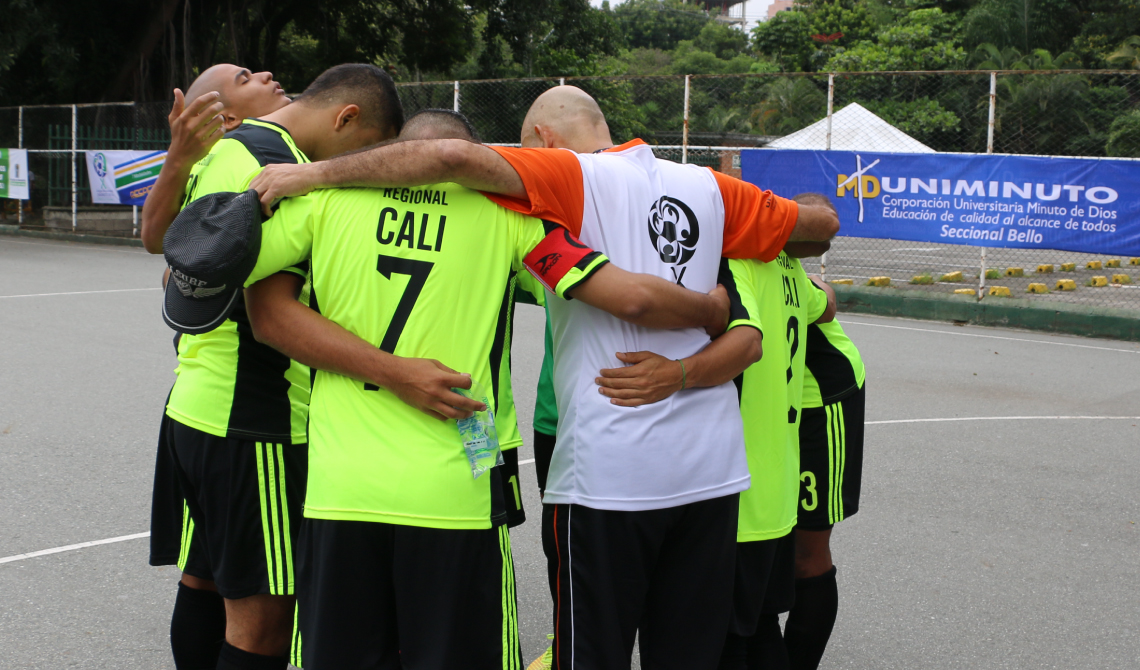 Equipo del Centro Regional Cali orando antes de la competencia. 