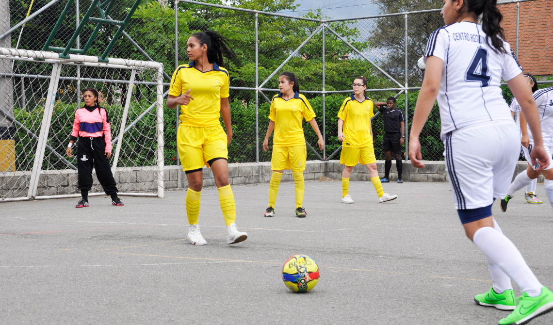Equipos de fútbol sala femenino esperando deliberación del árbitro. 