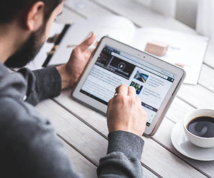 UNESCO y UNIMINUTO: una apuesta por la Alfabetización Mediática e Informacional Hombre trabajando en tablet