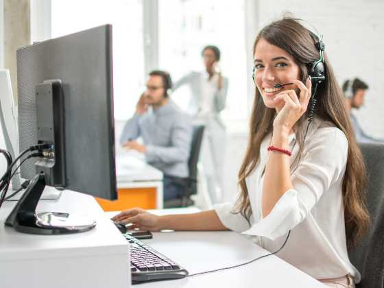 Mujer en call center