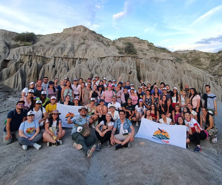 Grupo de personas en el desierto rojo y gris del hulia