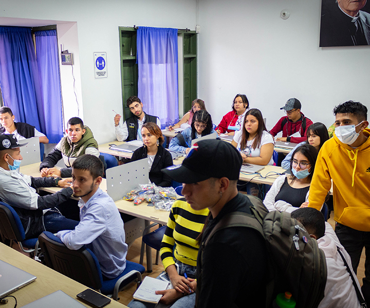 Estudiantes-en-taller-de-cambio-climático.jpg