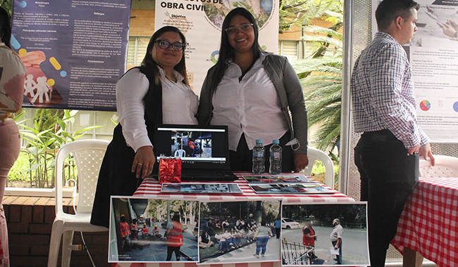 Estudiantes en sus respectivos stand exponiendo sus proyectos de grado