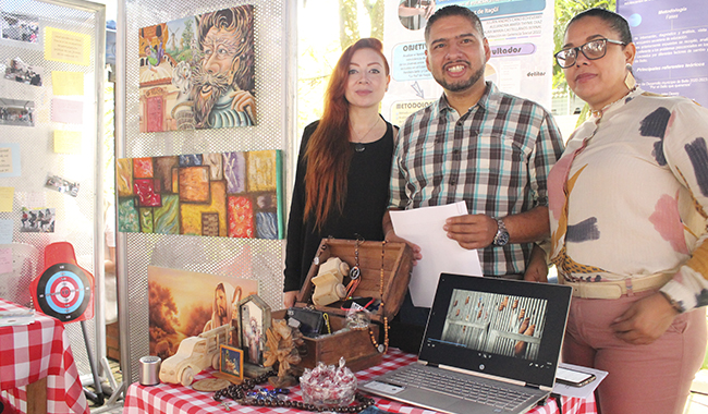 Estudiantes en sus respectivos stand exponiendo sus proyectos de grado