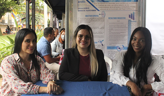 Estudiantes en sus respectivos stand exponiendo sus proyectos de grado